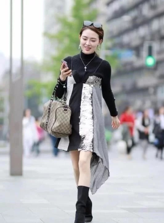 街拍:优雅洋气的小姐姐,展现出酷雅气质,魅力十足