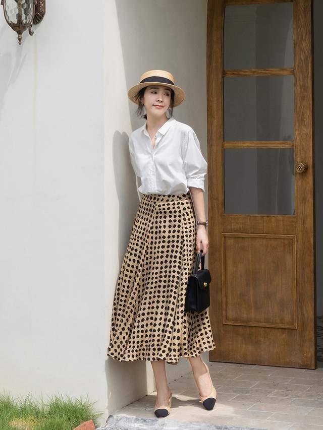 小蛮腰|35岁的女人建议多尝试简约风,浅蓝色衬衫搭配西装裤,高级时髦