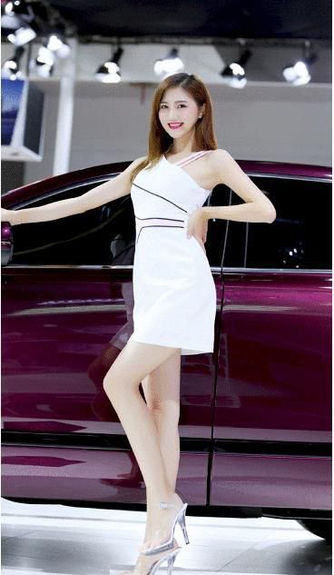 美女|美女模特:小姐姐爱穿白色连衣裙穿搭,凸显优美的身体曲线