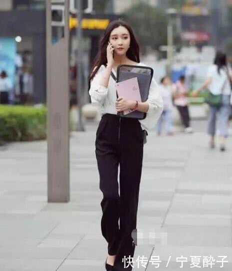 目光|街拍小姐姐一身裙装凸显时尚,修身又展现美感,很吸引路人目光