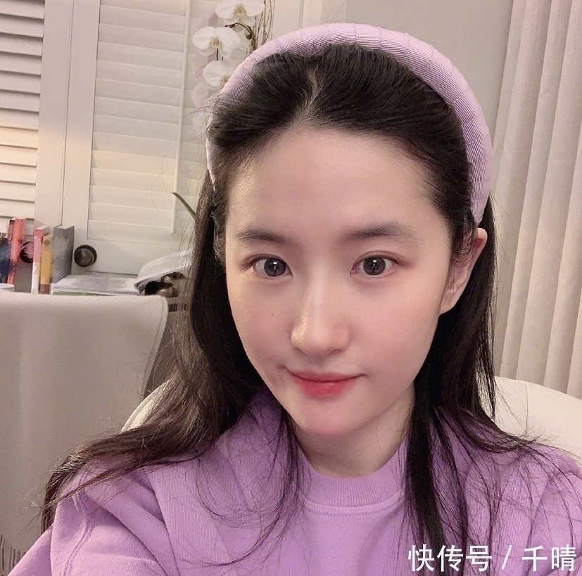 刘亦菲|天生“带妆脸”的女生,多半都有4个特征,素颜状态照样美!