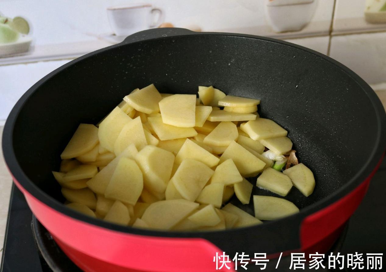 比肉都好吃的青椒炒土豆片，简单易上手，百吃不厌