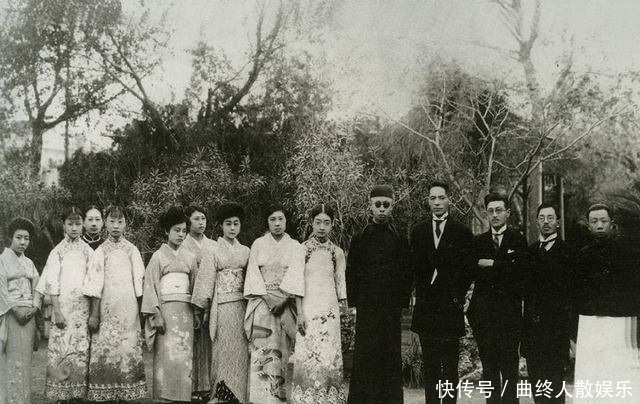 大户人家|晚清真实老照片:大户人家三妻四妾,最后一张让人心酸!