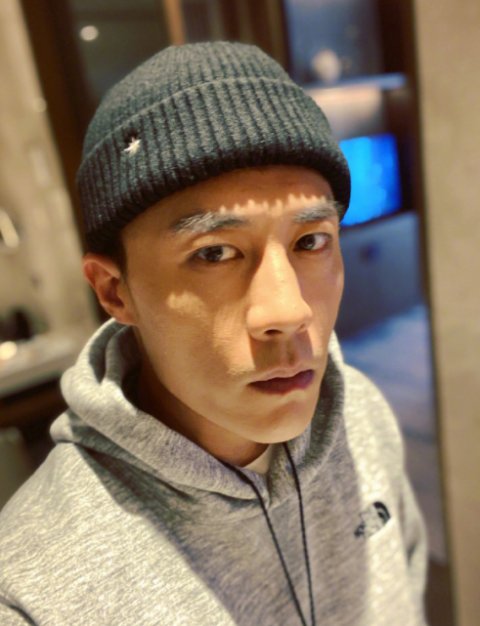 杜淳赛前怼脸自拍 感慨爆累生活又要开始了