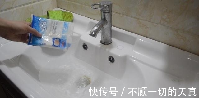 不管拖鞋多脏多黑,简单的泡一泡,一年没洗的拖鞋立马干净如新