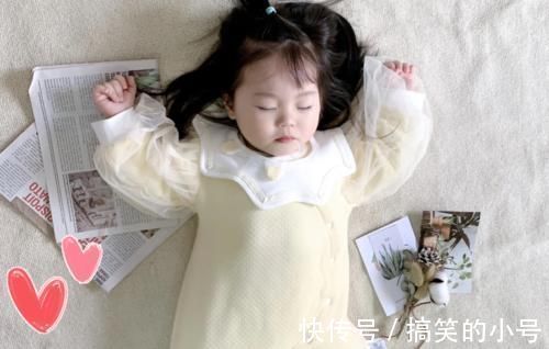 睡姿|为何宝宝睡觉偏爱“举起手来”？投降式睡姿对娃有影响？看完知晓