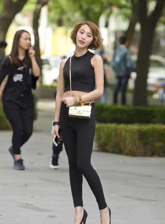 链条包|黑色紧身裤搭配链条包, 时尚感十足, 抓人眼球
