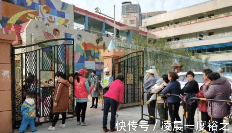 女孩|幼儿园新来的女孩，跟儿子长得一模一样，妈妈接孩子时懵了