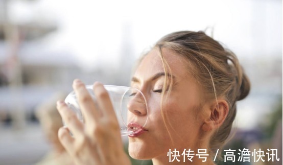 蜂蜜水|早晨空腹喝水很养生专家早晨喝水不注意这三点,还不如别喝