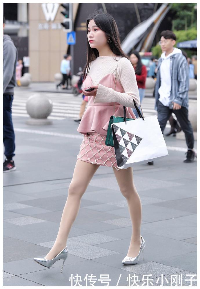 增添|藕色吊带裙,配上波浪衣摆的修饰,不经意间就增添了轻柔的气韵