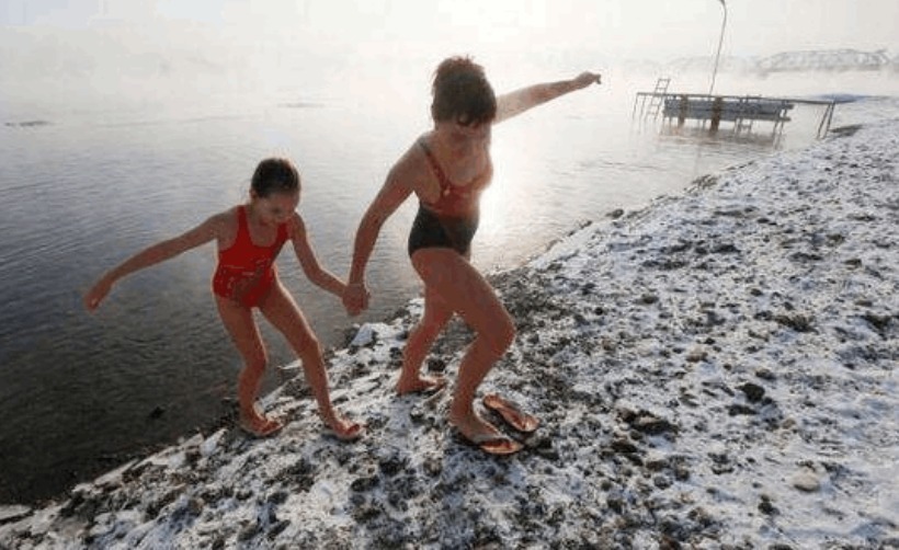 起跑线|教练将8个月婴儿直接扔下水,宝妈镇定拍摄中国的父母会这样吗