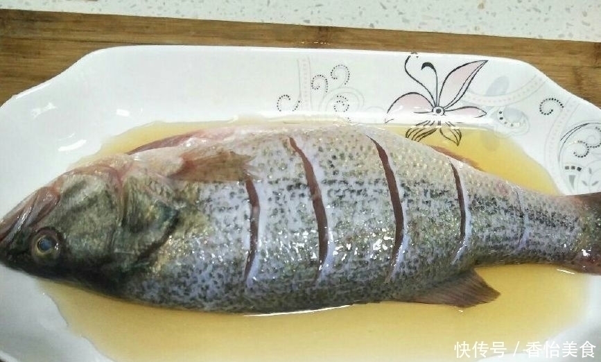鲜嫩|“清蒸鱼”蒸前淋酱油还是蒸后淋很多人弄反了,难怪鱼不鲜