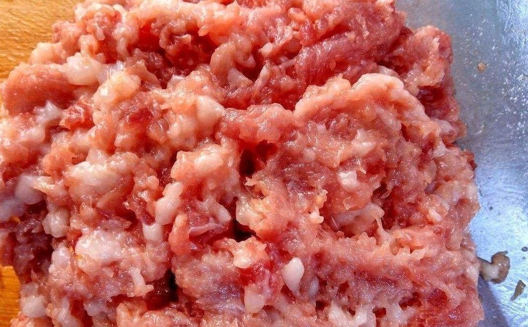 小馄饨肉馅要加生粉吗?看馄饨店主如何调馅,鲜嫩抱团有诀窍