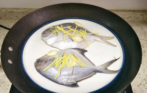 蒸鱼冷水还是开水上锅?教你正确做法,别再做错了,否则又腥又柴