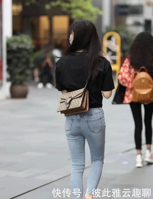 灵动|牛仔裤搭配灵动而有层次,看起来纤细修长,真是时尚感十足