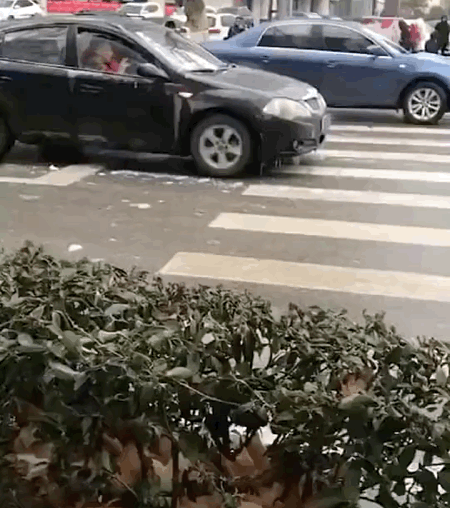 |搞笑GIF趣图:这是谁家的宝藏女孩,我承认我酸了