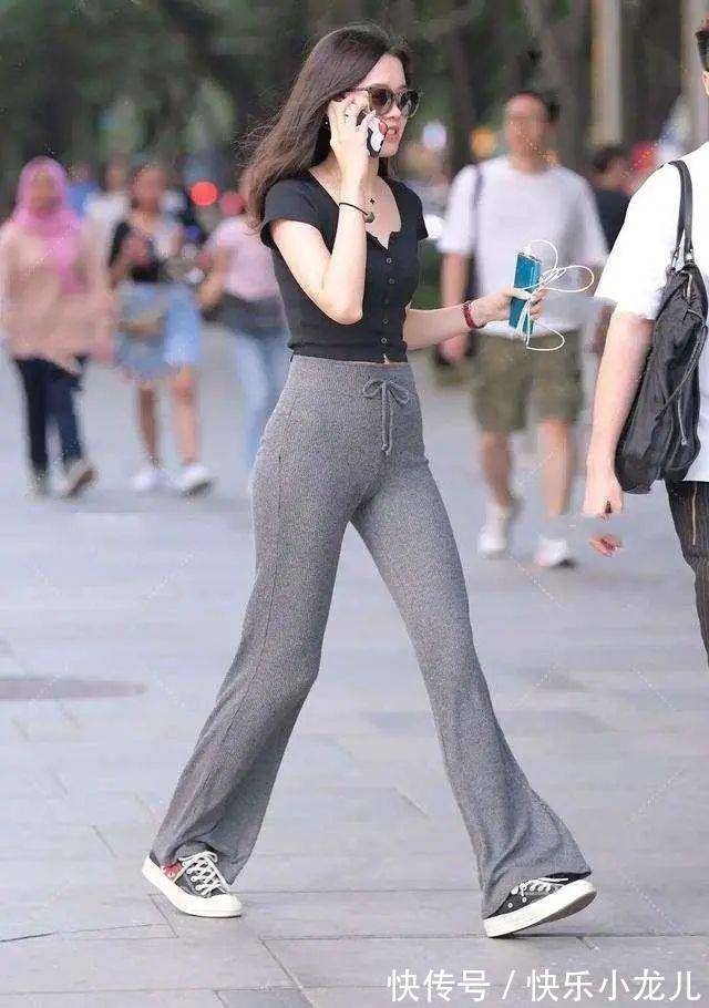 蕾丝 黑色V领短袖搭配灰色打底裤,叠穿方式,日常生活也能穿出时尚感