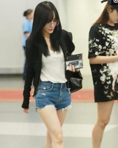  酷姐|街拍：绿上衣加热裤，时尚酷姐真有范，走在街头回头率百分百