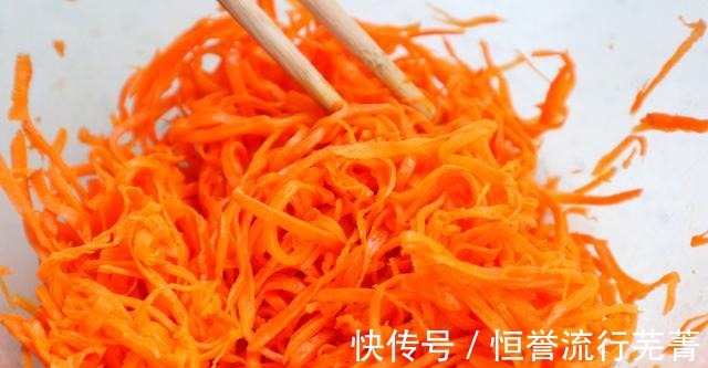 胡萝卜丝|秋天雨水多，遇到这碱性蔬菜记得吃，1块一斤，切丝一蒸营养美味！