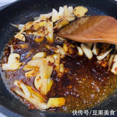 这样做蒜苔麻辣鸭丝，隔壁小孩都馋哭了