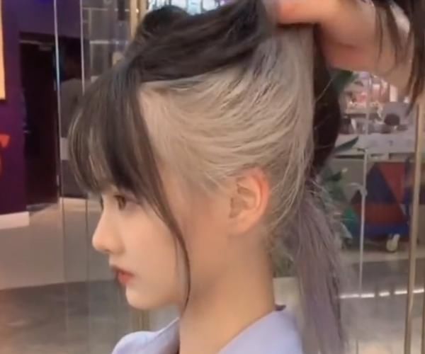 新发型|女孩换了款气质型挂耳染发,看到最后男生们不淡定了,女生:有点嫉妒了