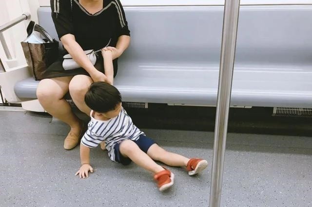 消防车|“你不走我走”,宝妈生气把孩子留商场,3分钟后急得四处找娃