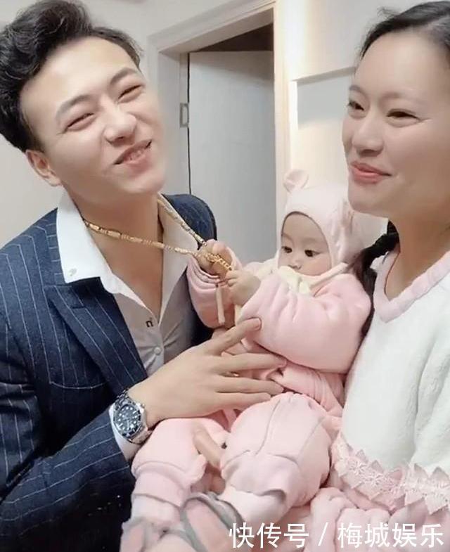 胡子拉碴|舅舅来看宝宝,临走却被外甥抓住金链不放,萌翻了