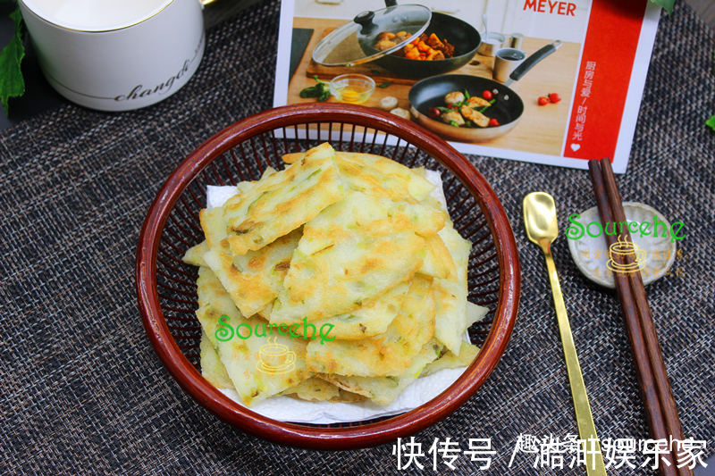 平底锅|此面食不用揉面,煎得香喷喷,外焦里软,一口一块,停不下来