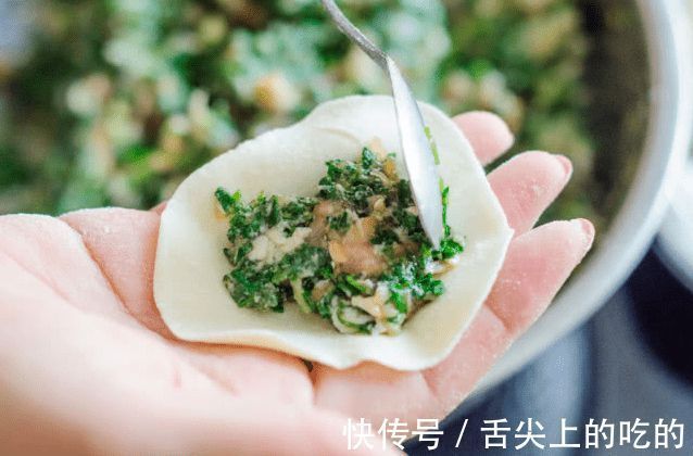 包韭菜肉馅饺子,牢记“3放2不放”韭菜碧绿不发黑,不出水不烧心
