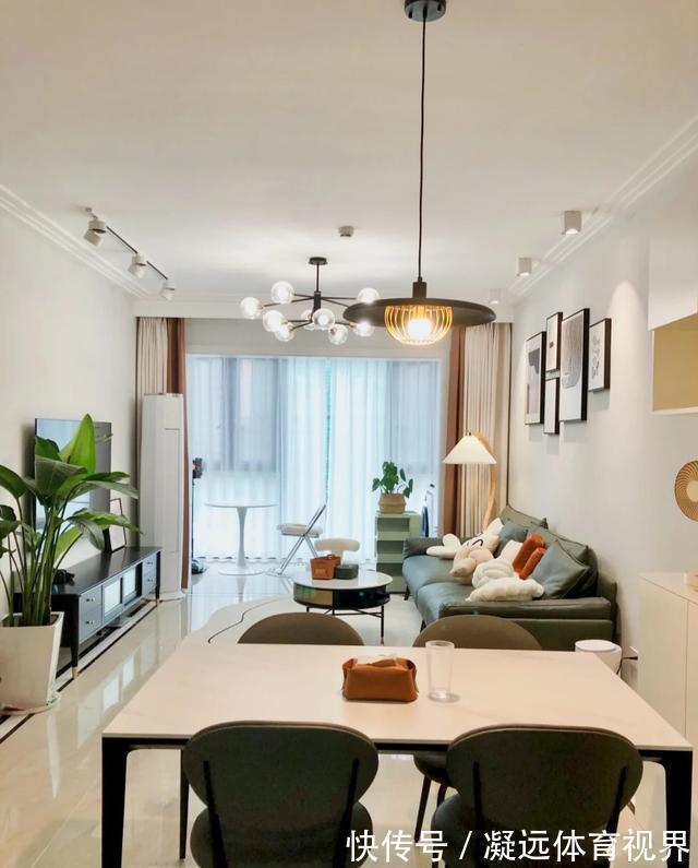 耐看|她家不吊顶,只走石膏线,墙面不造型,只刷乳胶漆,太简洁耐看了