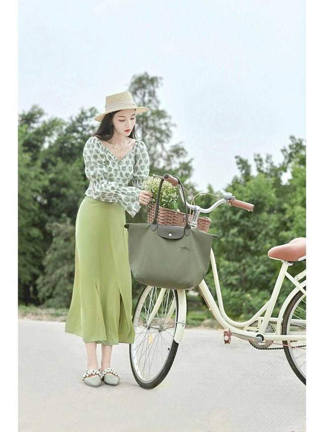 衬衫|半身裙在秋天依然风头不减,搭配泡泡袖衬衫,这才是“高级穿法”