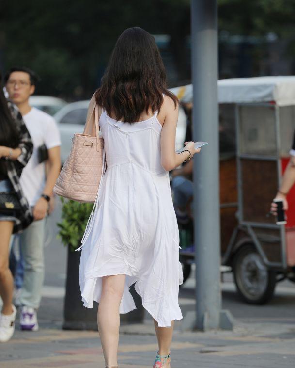 街拍：薄纱布料连衣裙搭配粉色大包，待字闺中仙气飘飘