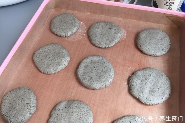  面团|别看它小，“钙是牛奶的8倍”，做成营养早餐饼，全家都爱吃