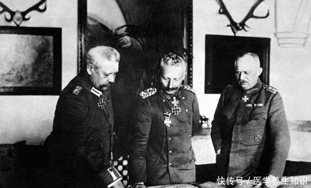 照片拍摄于|德意志之魂兴登堡希特勒与他握手时低头、葬礼规格堪比德皇