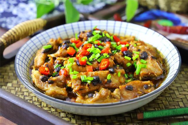 排骨不煮不炖不炸，教你秘制做法，嫩滑多汁入味，好吃不上火