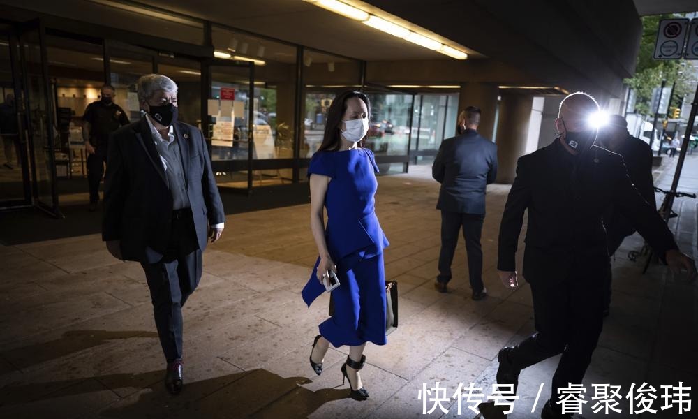 出庭|孟晚舟休息两天后再次出庭!穿一字肩蓝裙秀细腰,微微一笑女王范