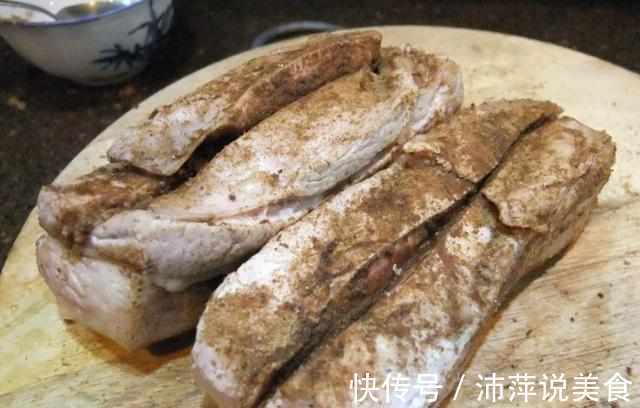 五花肉别再红烧了,这样做外酥里嫩,肥而不腻,全家人都喜欢!