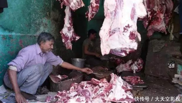 印度人是如何卖肉的?来看看他的肉摊,网友:你想吃吗?