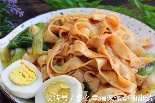 把面条煮一煮,浇点热油,做法真简单,味道喷喷香,越吃越想吃