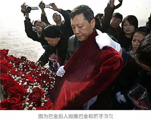 发妻离世,他拒绝下葬,将骨灰放床边33年,晚年心愿早点去陪她