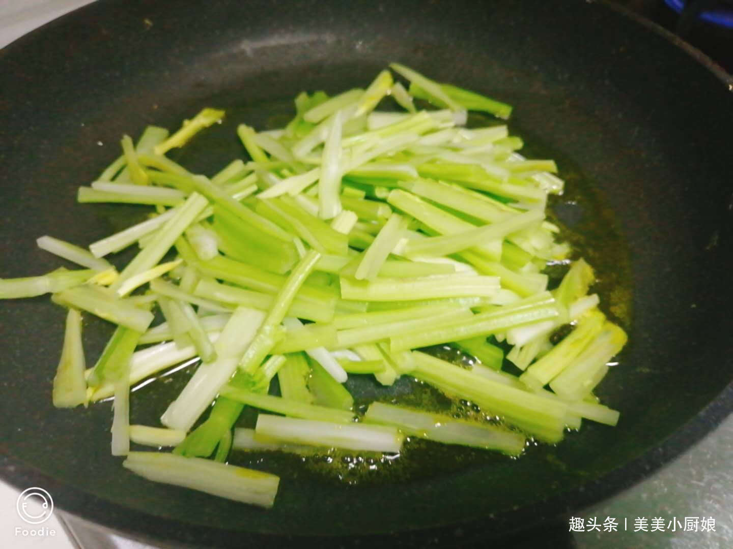 芹菜|这菜一炒就一大盘,鲜嫩可口,保护视力,关键很好吃