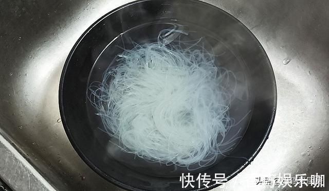 小猫|教你菠菜爽口解腻的做法，几分钟上桌，营养好吃做一大盘不够吃