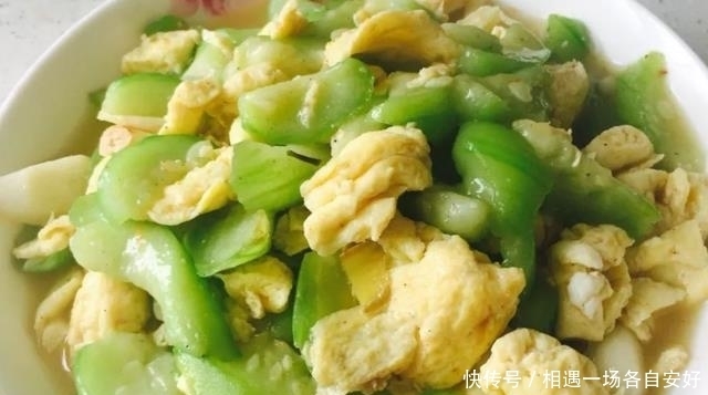 夏天要多吃絲瓜,清熱去火,美白補水,簡單一炒軟嫩鮮美,真不錯