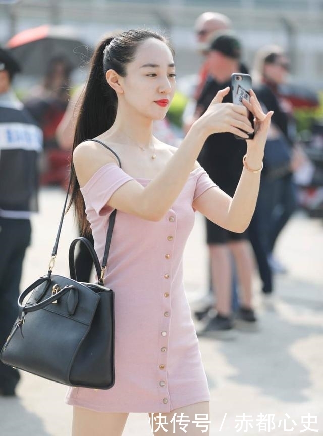 面带笑容|街拍:面带笑容,颜值干净美丽的小仙女,如小家碧玉,时尚亮眼!