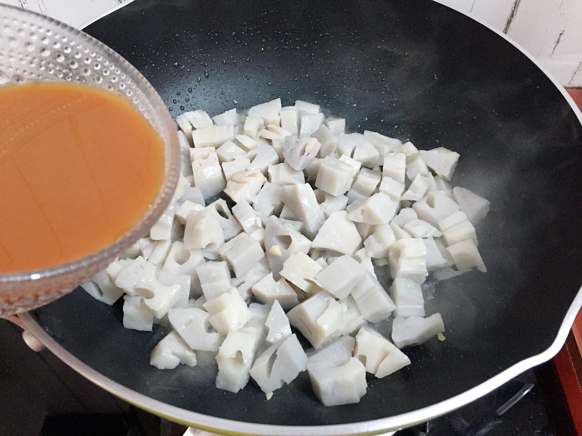 糖醋藕丁开胃爽口，做法简单，轻松完成一道下酒菜！