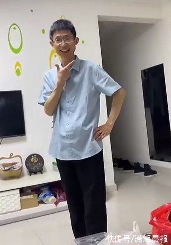 张沁|爸爸一口气买11件衣服挨个给妻女展示，网友：看气质是老师