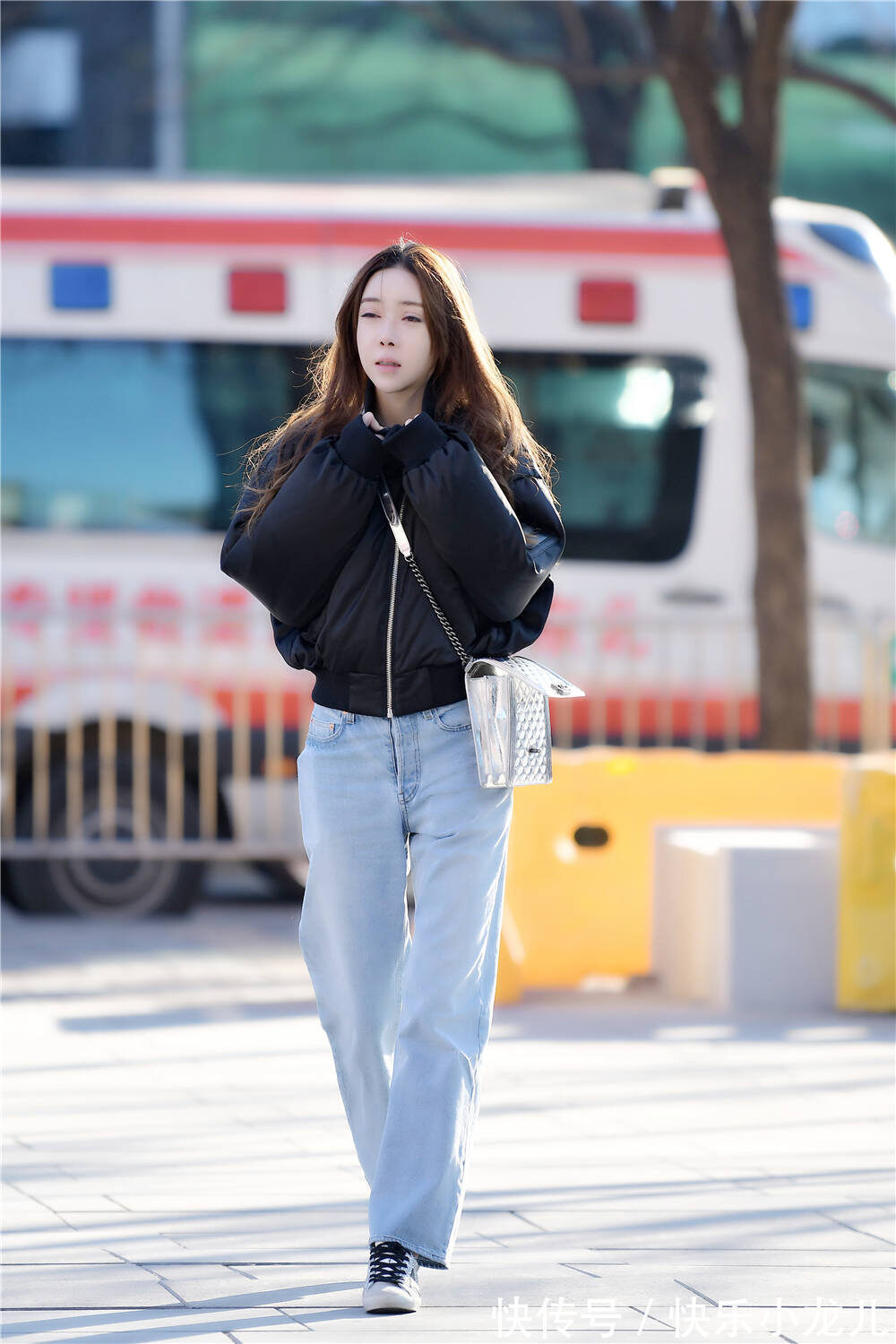 直筒 直筒牛仔裤,搭配板鞋,简约的女生搭配