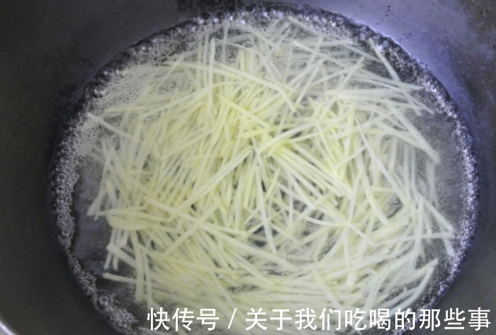 不粘锅|炒土豆丝时，好吃的关键是“2步2遍醋”，酸香脆爽，不发黑不粘锅