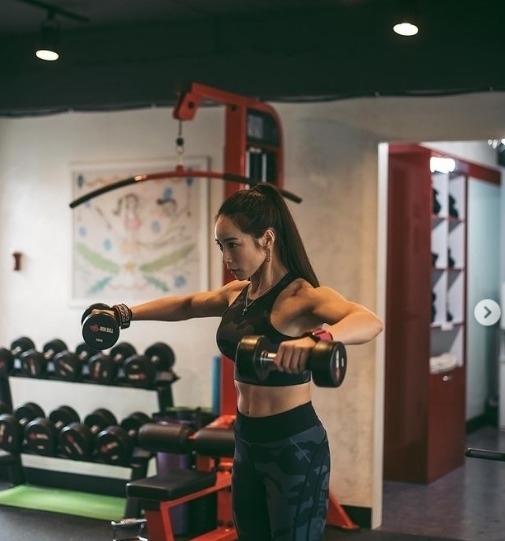 强壮|辣妈健身房撸铁多年肌肉强壮，自律的人实在是太强悍了！