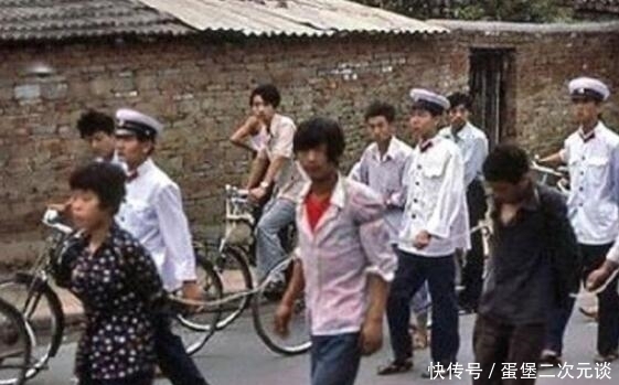 农民|80年代老照片：女犯人被绑着游街示众，老大爷在摆弄老式相机！